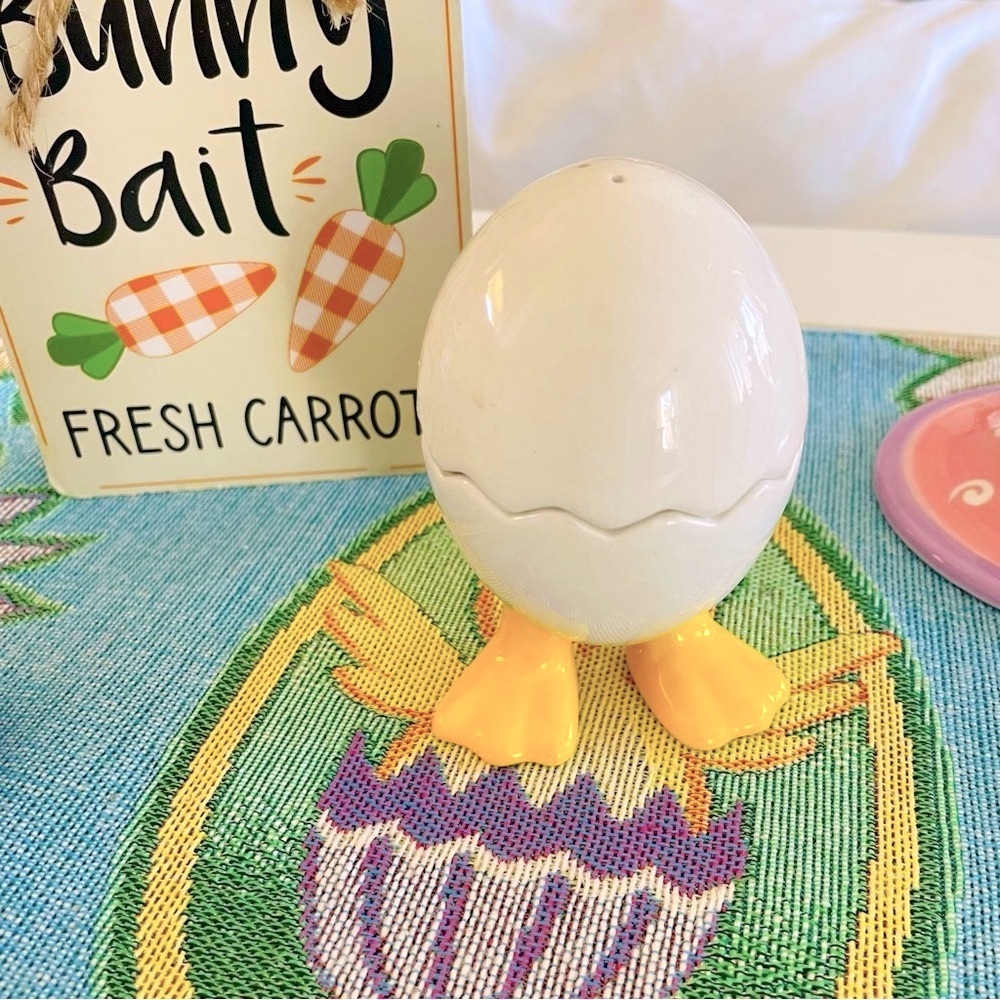 Bella Casa by GANZ Stacking Cracked Egg With Duck Feet Salt & Pepper Shaker Set